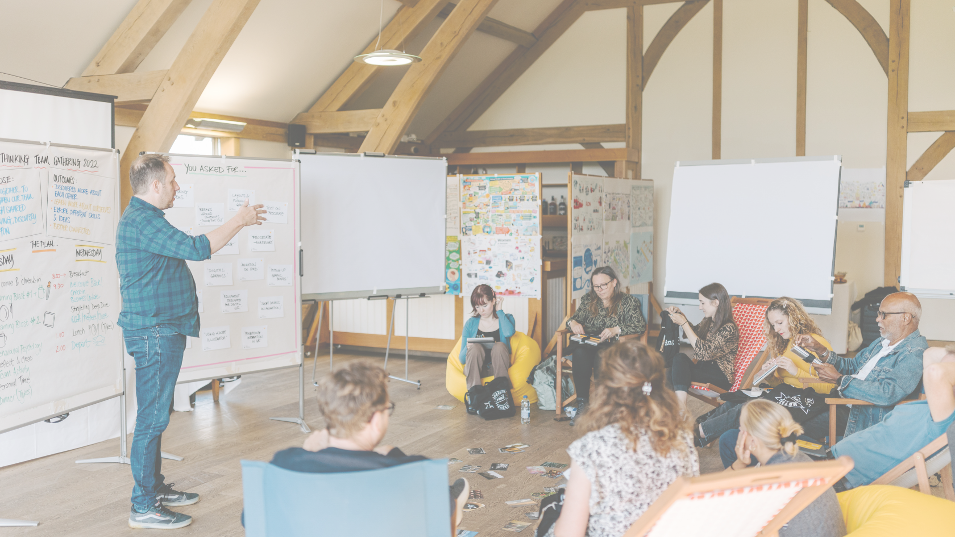 Person giving a presentation to an audience in a room with Neuland whiteboards, pinboards, flipcharts and posters.