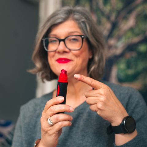 Photo of Kirsty Lewis holding Neuland refillable marker pen ready for facilitation work