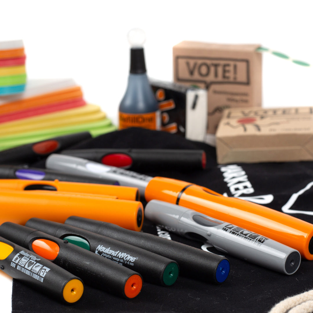 Product image of Meeting leaders maxi kit, including outliner and marker pens, artist tape, chalk pastels, stick-it paper, refill ink, tissues and voting dots - sold by Inky Thinking UK as official Neuland reseller